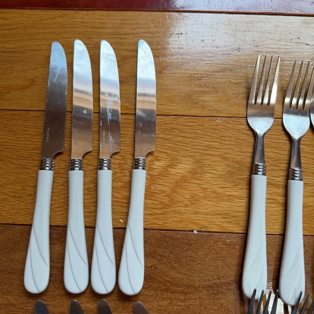 Gibson China White Plastic Handle Flatware 24 piece Set For 6